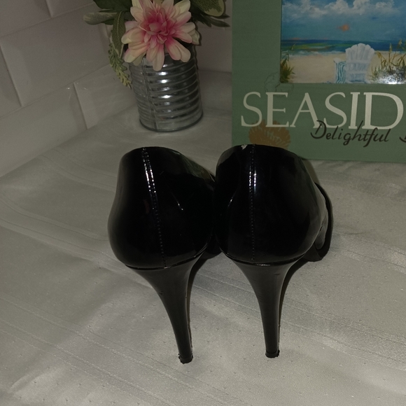 Fioni Black Patent Leather Peep Toe with Bow. Size 9W - Picture 5 of 8